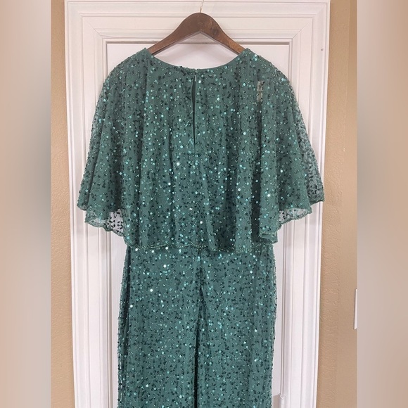 MAC DUGGAL Green Sequined V-Neck Cape Sleeve Beaded Waist Gown - Picture 10 of 16